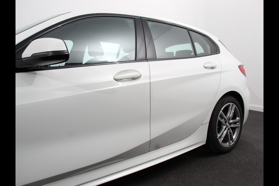 BMW 1-serie 118i M-Sport Automaat | Digitale Cockpit | Climate control | Stoel verwarming | LED | Sfeer verlichting | Lichtmetalen velgen | Navigatie | Apple carplay/ Android auto | Parkeersensoren