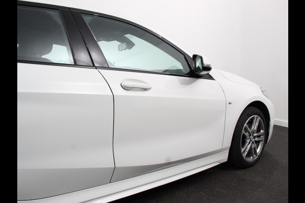 BMW 1-serie 118i M-Sport Automaat | Digitale Cockpit | Climate control | Stoel verwarming | LED | Sfeer verlichting | Lichtmetalen velgen | Navigatie | Apple carplay/ Android auto | Parkeersensoren