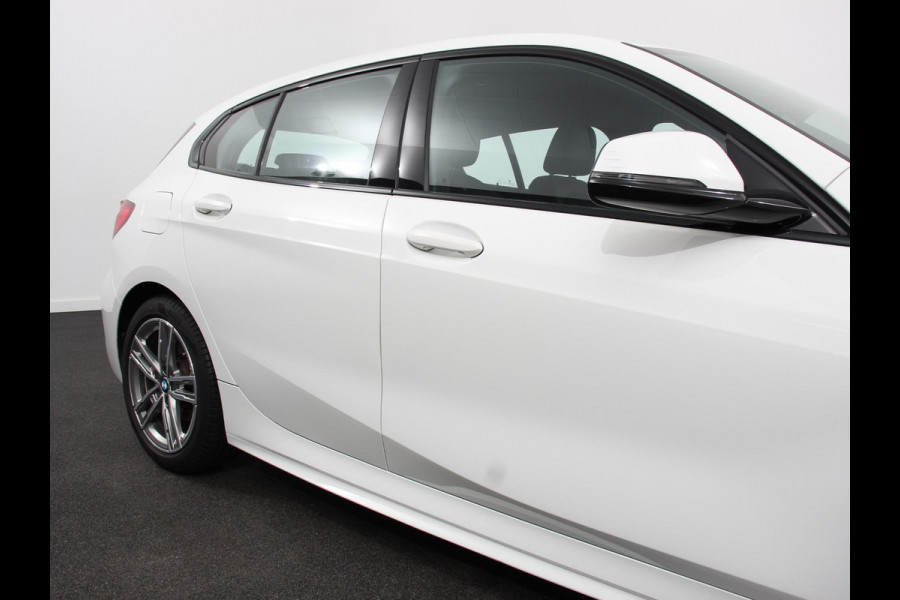 BMW 1-serie 118i M-Sport Automaat | Digitale Cockpit | Climate control | Stoel verwarming | LED | Sfeer verlichting | Lichtmetalen velgen | Navigatie | Apple carplay/ Android auto | Parkeersensoren