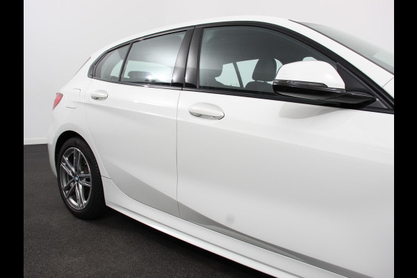 BMW 1-serie 118i M-Sport Automaat | Digitale Cockpit | Climate control | Stoel verwarming | LED | Sfeer verlichting | Lichtmetalen velgen | Navigatie | Apple carplay/ Android auto | Parkeersensoren