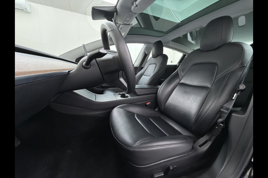 Tesla Model 3 SR+ 325PK Trekhaak Lmv 19" AutoPilot Leer Pano-Dak Adaptive Cruise Camera's Elektr.-Stuur+Stoelen+Spiegels+Geheugen+Easy-Entry+V SOH 84% Ecc Navi Led DAB Voorverwarmen interieur via App Keyless One-Pedal-Drive 1e Eigenaar Origineel Nederlandse Auto 1.584kg licht!