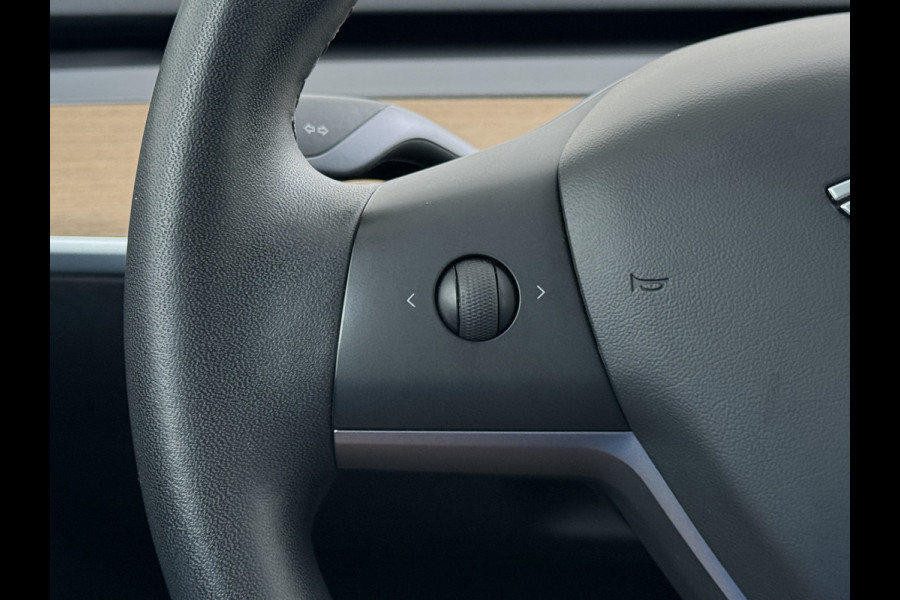 Tesla Model 3 SR+ 325PK Trekhaak Lmv 19" AutoPilot Leer Pano-Dak Adaptive Cruise Camera's Elektr.-Stuur+Stoelen+Spiegels+Geheugen+Easy-Entry+V SOH 84% Ecc Navi Led DAB Voorverwarmen interieur via App Keyless One-Pedal-Drive 1e Eigenaar Origineel Nederlandse Auto 1.584kg licht!