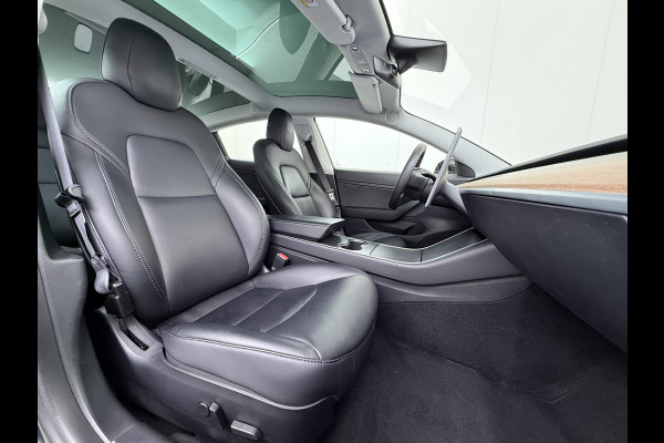 Tesla Model 3 SR+ 325PK Trekhaak Lmv 19" AutoPilot Leer Pano-Dak Adaptive Cruise Camera's Elektr.-Stuur+Stoelen+Spiegels+Geheugen+Easy-Entry+V SOH 84% Ecc Navi Led DAB Voorverwarmen interieur via App Keyless One-Pedal-Drive 1e Eigenaar Origineel Nederlandse Auto 1.584kg licht!