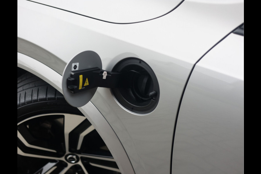 Volvo XC90 T8 Recharge AWD Ultimate Dark | Pano - Trekhaak - Luchtvering