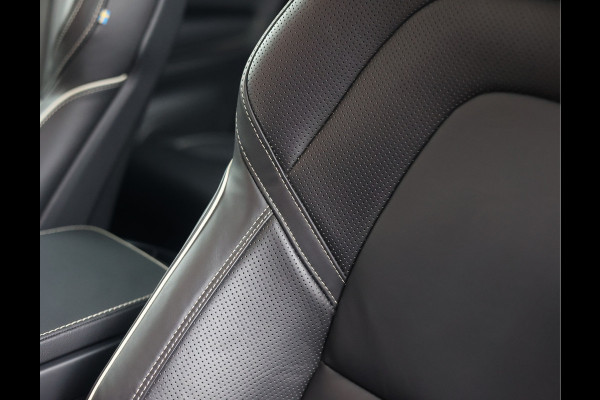 Volvo XC90 T8 Recharge AWD Ultimate Dark | Pano - Trekhaak - Luchtvering