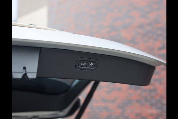 Volvo XC90 T8 Recharge AWD Ultimate Dark | Pano - Trekhaak - Luchtvering