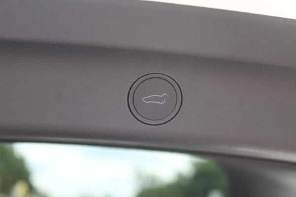 Tesla Model Y Performance AWD 75 kWh / SoH 93,1% / Trekhaak / Autopilot / Panoramadak / Camera / Keyless / Leder / Dodehoek / Navigatie / Stoelverwarming