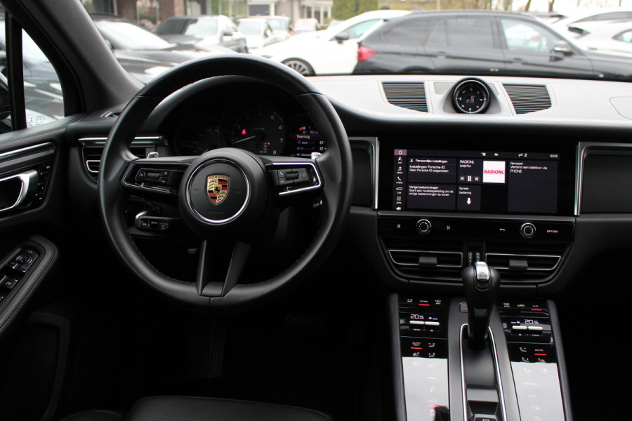 Porsche Macan 2.0 / Panoramadak / Camera / Luxe Leder / 21'' / Luchtvering / Keyless / Bose / Matrix LED / Stoelventilatie+Verwarming / Stuurverwarming / Dodehoek / DAB / ACC