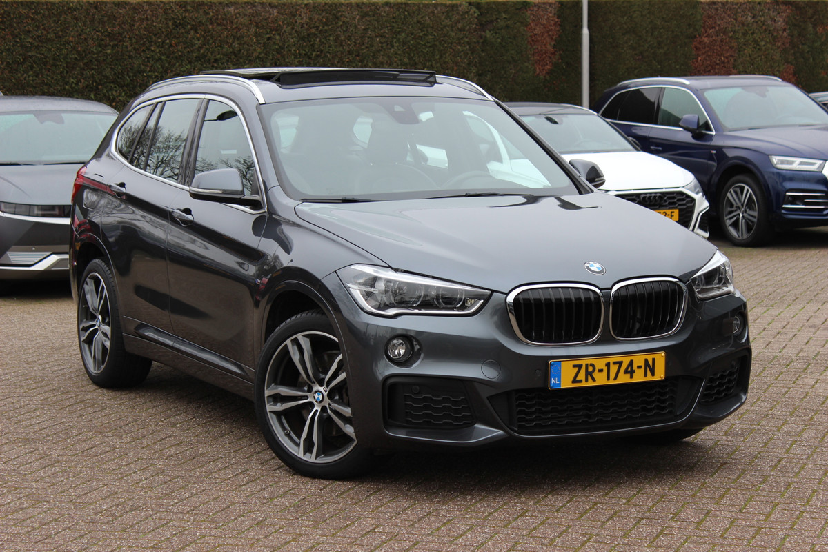 BMW X1 sDrive20i High Executive Edition M Sport / Trekhaak / Panoramadak / Camera / Leder / Head-up / 19'' / Navigatie / DAB / Cruise Control