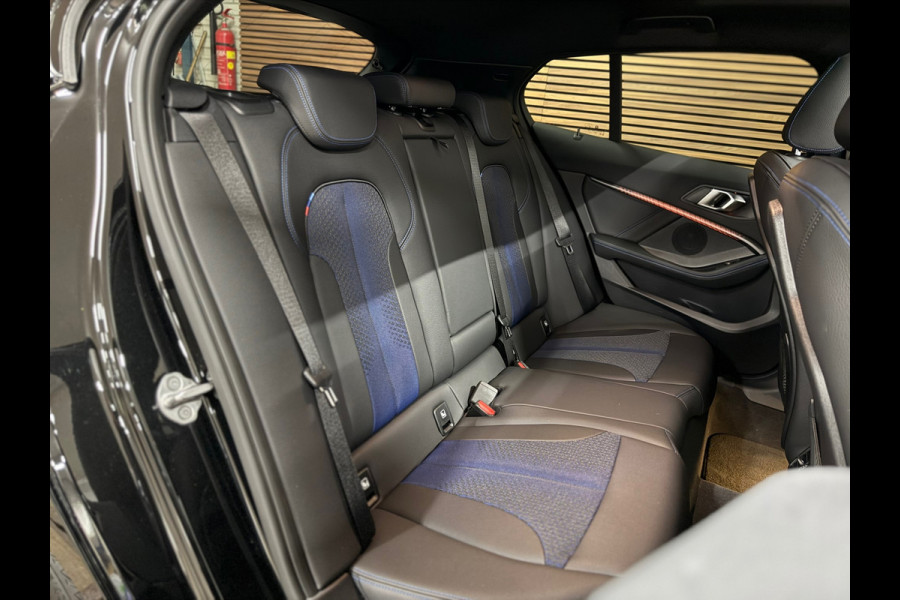 BMW 1-serie M135i xDrive M-Performance | BomVOL! | M-Technic | Pano | HuD | Parkeer-pakket | Ambient | Shadow-Line | DealerOH