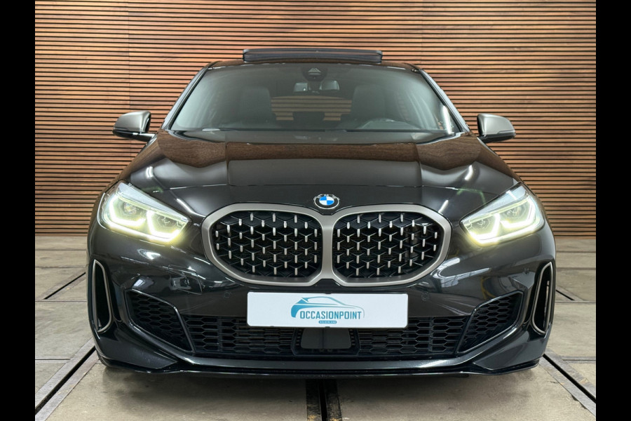 BMW 1-serie M135i xDrive M-Performance | BomVOL! | M-Technic | Pano | HuD | Parkeer-pakket | Ambient | Shadow-Line | DealerOH
