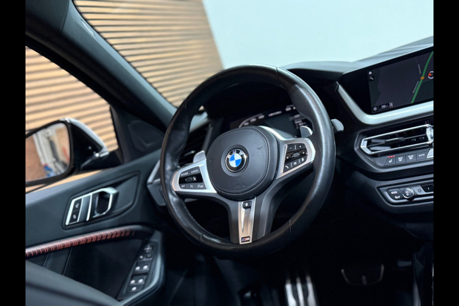 BMW 1-serie M135i xDrive M-Performance | BomVOL! | M-Technic | Pano | HuD | Parkeer-pakket | Ambient | Shadow-Line | DealerOH