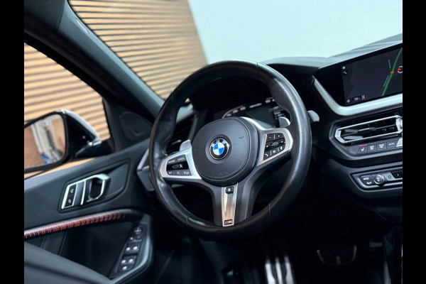 BMW 1-serie M135i xDrive M-Performance | BomVOL! | M-Technic | Pano | HuD | Parkeer-pakket | Ambient | Shadow-Line | DealerOH