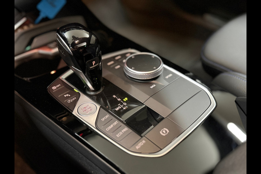 BMW 1-serie M135i xDrive M-Performance | BomVOL! | M-Technic | Pano | HuD | Parkeer-pakket | Ambient | Shadow-Line | DealerOH