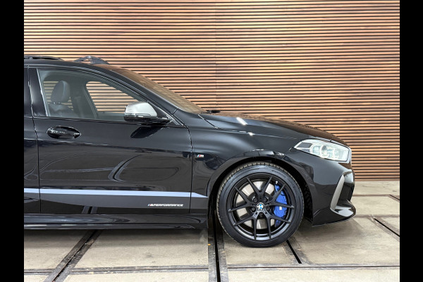 BMW 1-serie M135i xDrive M-Performance | BomVOL! | M-Technic | Pano | HuD | Parkeer-pakket | Ambient | Shadow-Line | DealerOH