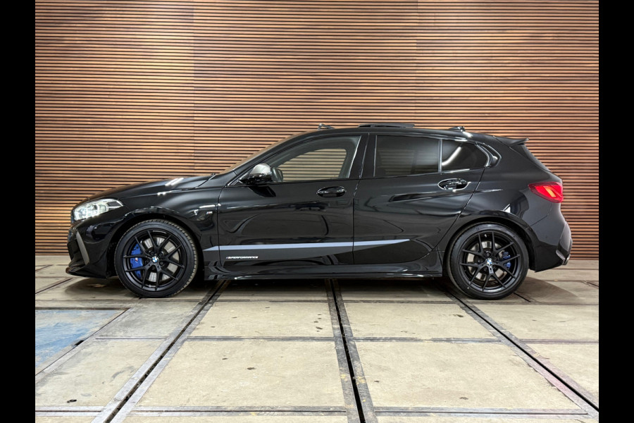 BMW 1-serie M135i xDrive M-Performance | BomVOL! | M-Technic | Pano | HuD | Parkeer-pakket | Ambient | Shadow-Line | DealerOH
