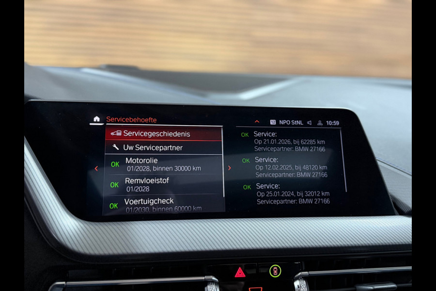 BMW 1-serie M135i xDrive M-Performance | BomVOL! | M-Technic | Pano | HuD | Parkeer-pakket | Ambient | Shadow-Line | DealerOH