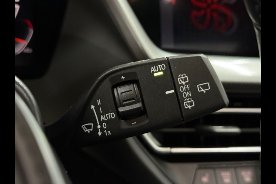 BMW 1-serie M135i xDrive M-Performance | BomVOL! | M-Technic | Pano | HuD | Parkeer-pakket | Ambient | Shadow-Line | DealerOH