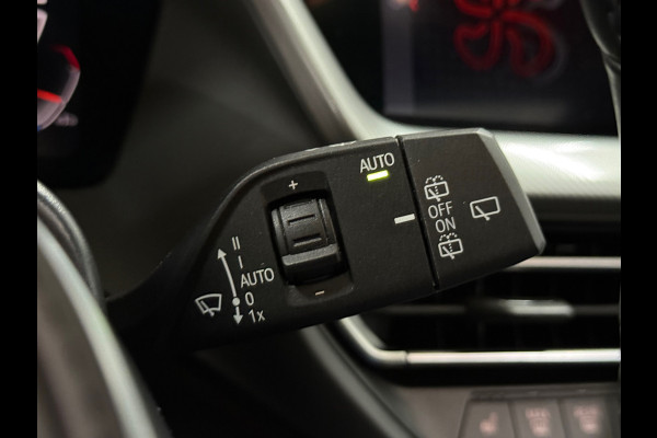 BMW 1-serie M135i xDrive M-Performance | BomVOL! | M-Technic | Pano | HuD | Parkeer-pakket | Ambient | Shadow-Line | DealerOH