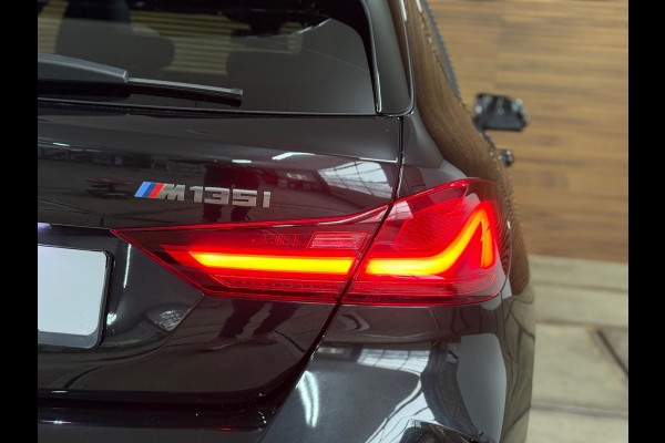 BMW 1-serie M135i xDrive M-Performance | BomVOL! | M-Technic | Pano | HuD | Parkeer-pakket | Ambient | Shadow-Line | DealerOH