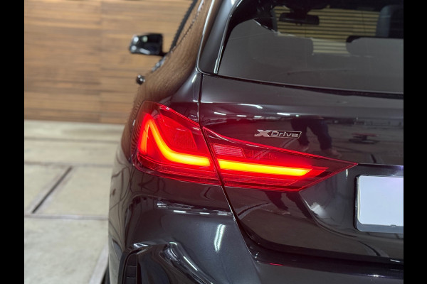 BMW 1-serie M135i xDrive M-Performance | BomVOL! | M-Technic | Pano | HuD | Parkeer-pakket | Ambient | Shadow-Line | DealerOH