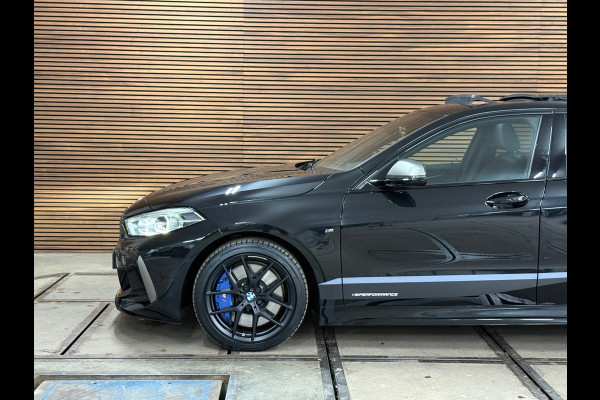 BMW 1-serie M135i xDrive M-Performance | BomVOL! | M-Technic | Pano | HuD | Parkeer-pakket | Ambient | Shadow-Line | DealerOH