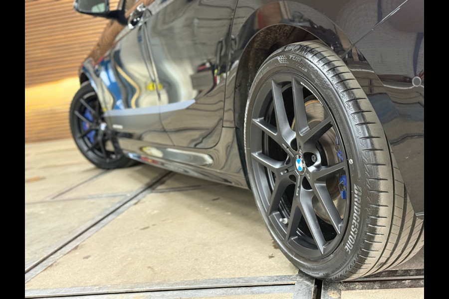 BMW 1-serie M135i xDrive M-Performance | BomVOL! | M-Technic | Pano | HuD | Parkeer-pakket | Ambient | Shadow-Line | DealerOH