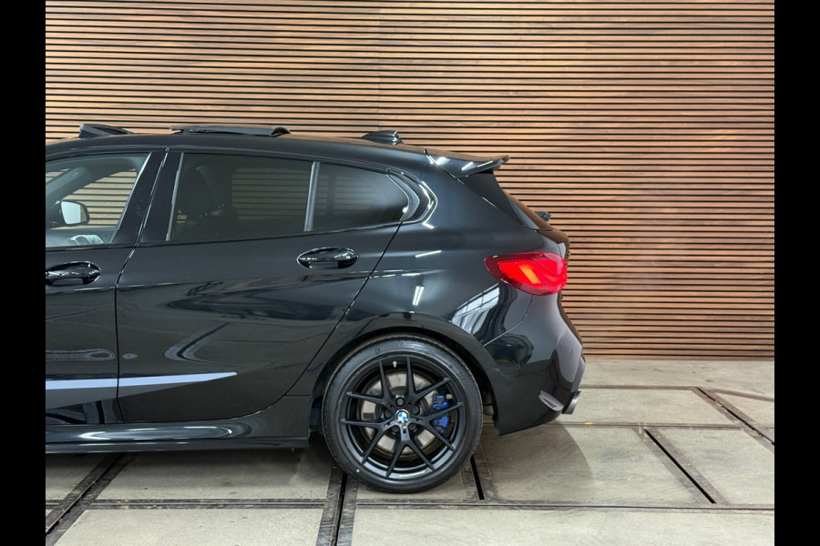 BMW 1-serie M135i xDrive M-Performance | BomVOL! | M-Technic | Pano | HuD | Parkeer-pakket | Ambient | Shadow-Line | DealerOH