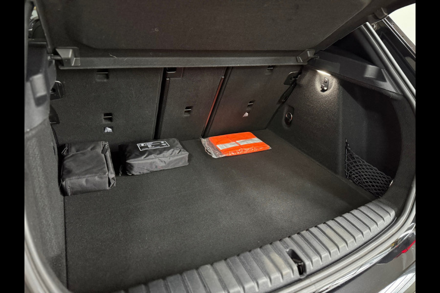 BMW 1-serie M135i xDrive M-Performance | BomVOL! | M-Technic | Pano | HuD | Parkeer-pakket | Ambient | Shadow-Line | DealerOH