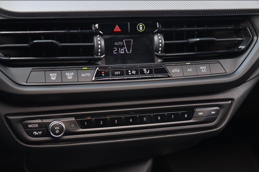 BMW 1-serie 118i M SPORT / PANODAK / LIVE COCKPIT / LED / CAMERA / CARPLAY