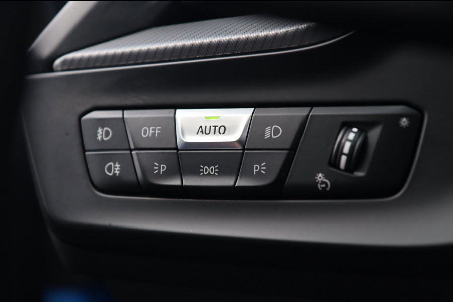 BMW 1-serie 118i M SPORT / PANODAK / LIVE COCKPIT / LED / CAMERA / CARPLAY