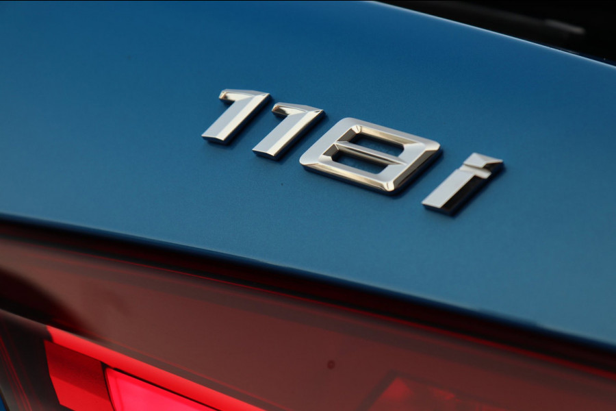 BMW 1-serie 118i M SPORT / PANODAK / LIVE COCKPIT / LED / CAMERA / CARPLAY
