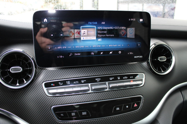 Mercedes-Benz V-Klasse 300d / Lang / AMG / DC / Panorama / 2x Schuifdeur / Apple Carplay / 360 Camera / Leer / Nette Staat.