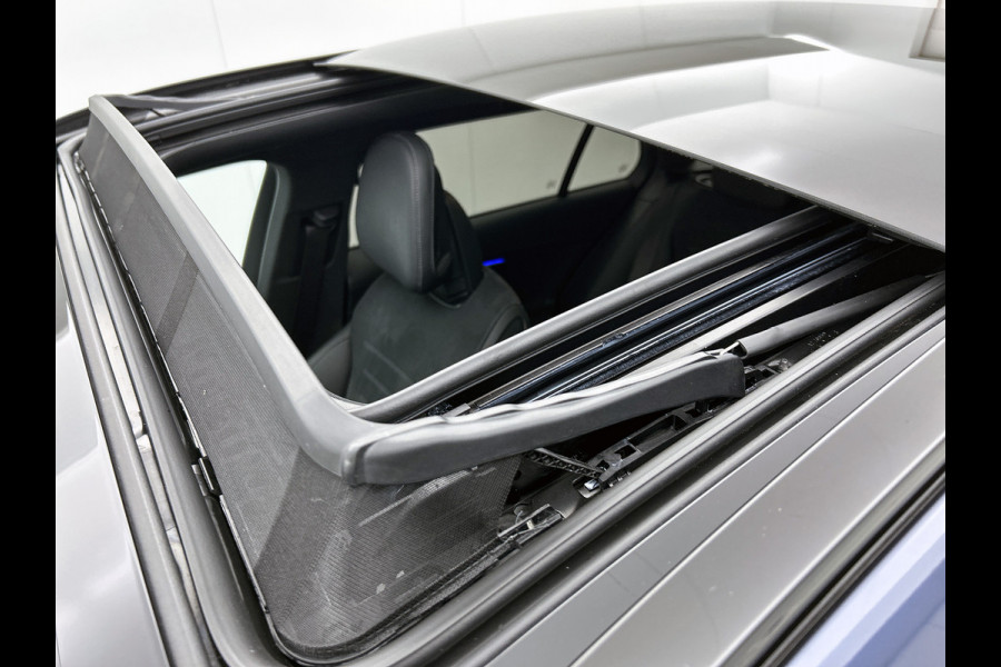 Mercedes-Benz C-Klasse Estate 300 e AMG Plug-In Hybride AMG Line | Night Pakket | Panorama Schuif-Kanteldak | Trekaak | Parkeerpakket met 360°-camera. Inclusief 24 maanden MB Certified garantie voor Europa.