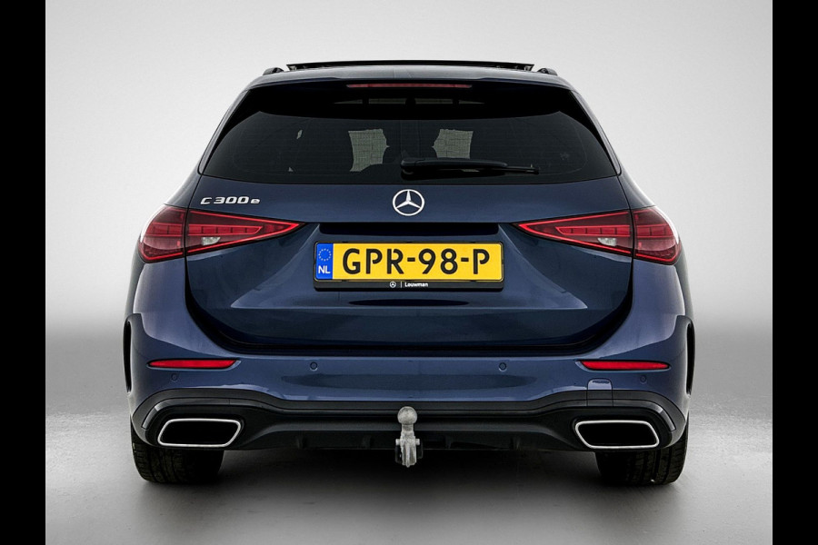 Mercedes-Benz C-Klasse Estate 300 e AMG Plug-In Hybride AMG Line | Night Pakket | Panorama Schuif-Kanteldak | Trekaak | Parkeerpakket met 360°-camera. Inclusief 24 maanden MB Certified garantie voor Europa.