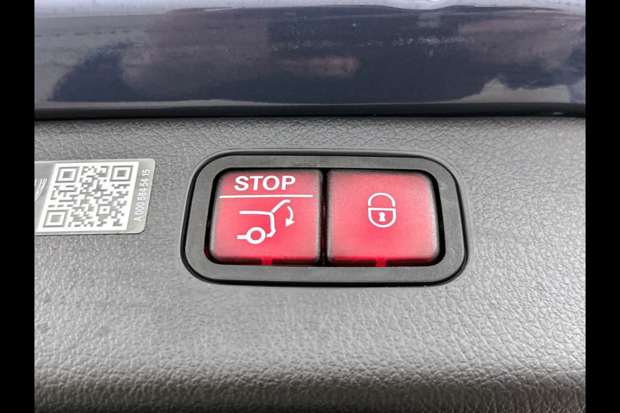 Mercedes-Benz C-Klasse Estate 300 e AMG Plug-In Hybride AMG Line | Night Pakket | Panorama Schuif-Kanteldak | Trekaak | Parkeerpakket met 360°-camera. Inclusief 24 maanden MB Certified garantie voor Europa.