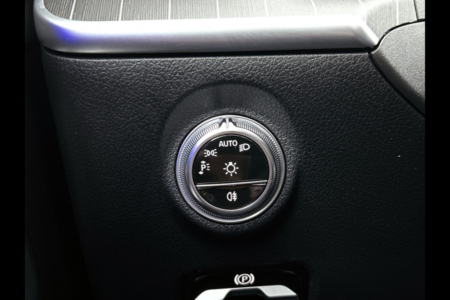 Mercedes-Benz C-Klasse Estate 300 e AMG Plug-In Hybride AMG Line | Night Pakket | Panorama Schuif-Kanteldak | Trekaak | Parkeerpakket met 360°-camera. Inclusief 24 maanden MB Certified garantie voor Europa.