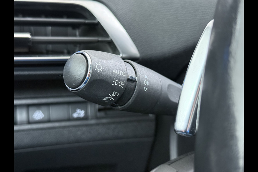 Peugeot 3008 1.2T 131PK AUT. Trekhaak 360°Camera 1/2 Leer 18" Navi Ecc Apple Carplay Android Connected-Apps Cruise Control Pdc Blue Premium Keyless Elek.Achterklep Privacy Glas BordHerkenning Lane Assist Led Lmv 18" Regen-Lichtsensor Bluetooth 1.400KG Trekgewicht Dealeronderhouden, laatste-Beurt-93.400km Origineel Nederlandse Auto 1400kg trekvermogen