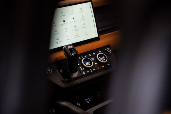 Land Rover Defender 110 2.0 P400e 110 X-Dynamic HSE *Meridian / Panorama / Stoelventilatie / Luchtvering / Head-Up Display /