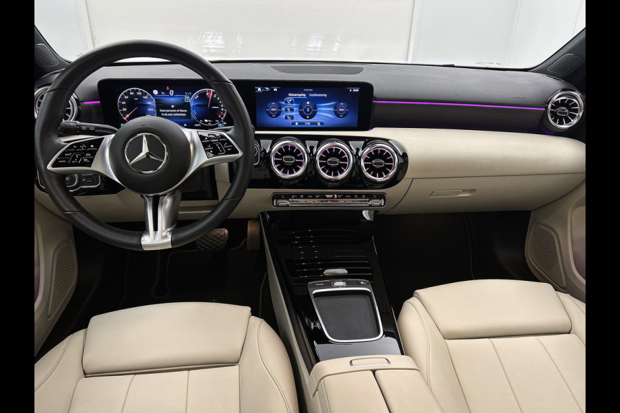 Mercedes-Benz A-Klasse 250 e Luxury Line Panorama Schuif-Kanteldak | Sfeerverlichting | Achteruitrijcamera | Stoelverwarming. Achteruitrij camera | Panorama dak | Memory pakket