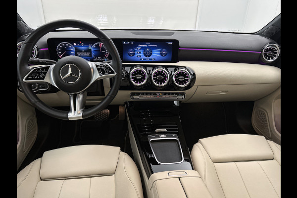 Mercedes-Benz A-Klasse 250 e Luxury Line Panorama Schuif-Kanteldak | Sfeerverlichting | Achteruitrijcamera | Stoelverwarming. Achteruitrij camera | Panorama dak | Memory pakket