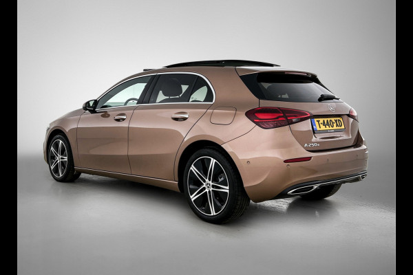 Mercedes-Benz A-Klasse 250 e Luxury Line Panorama Schuif-Kanteldak | Sfeerverlichting | Achteruitrijcamera | Stoelverwarming. Achteruitrij camera | Panorama dak | Memory pakket