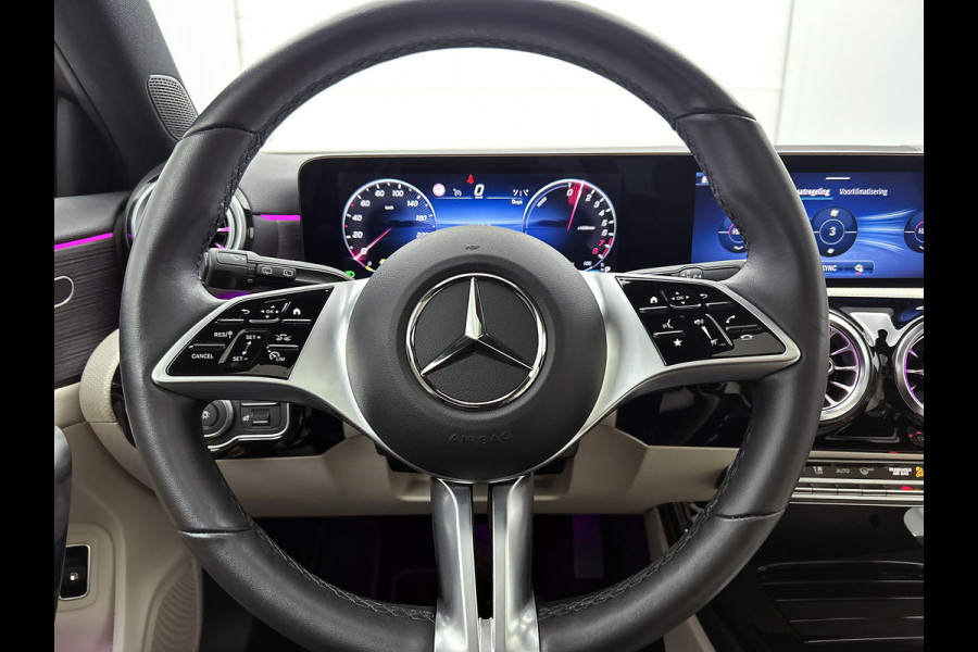 Mercedes-Benz A-Klasse 250 e Luxury Line Panorama Schuif-Kanteldak | Sfeerverlichting | Achteruitrijcamera | Stoelverwarming. Achteruitrij camera | Panorama dak | Memory pakket