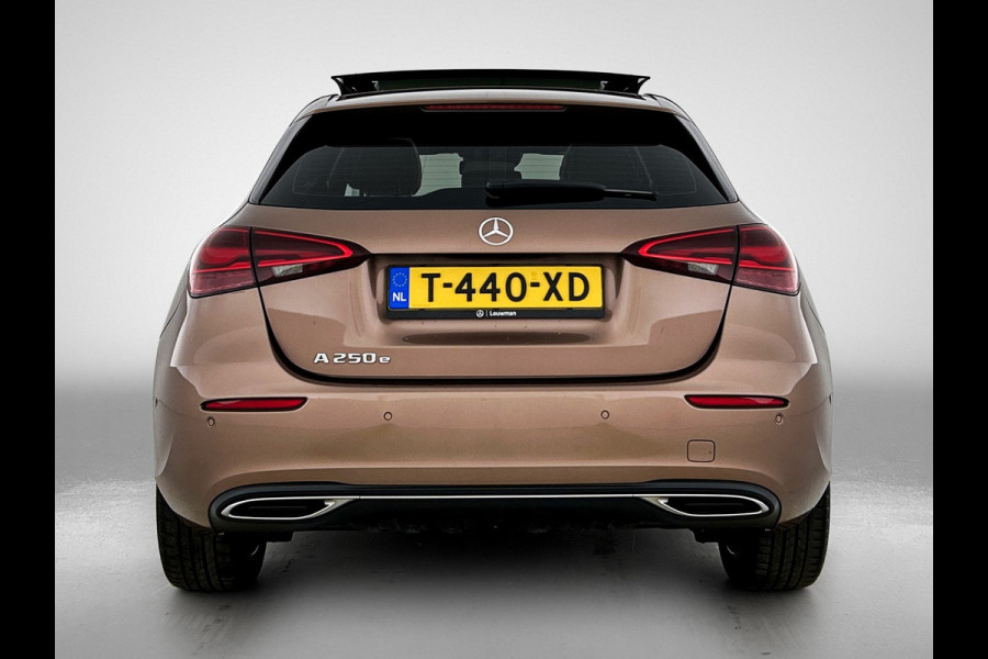 Mercedes-Benz A-Klasse 250 e Luxury Line Panorama Schuif-Kanteldak | Sfeerverlichting | Achteruitrijcamera | Stoelverwarming. Achteruitrij camera | Panorama dak | Memory pakket
