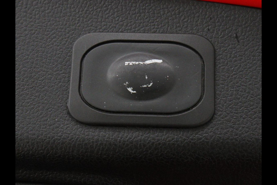 Ford Focus 1.0 EcoBoost ST Line | Panoramadak | Stoel & stuurverwarming | Camera | Carplay | 18'' | Full LED | Climate control | Keyless | Park Assist | Cruise control | Getint glas