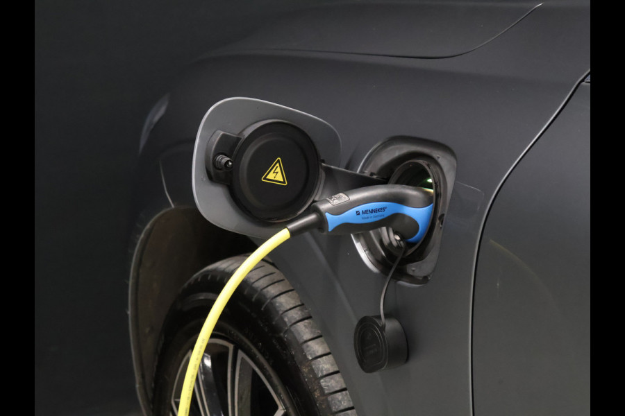 Volvo XC60 2.0 T8 Twin Engine AWD Momentum [SCHUIFKANTELDAK, APPLE CARPLAY, ANDROID, ELEKTRISCH VERSTELBARE STOELEN, STUURVERWARMING, STOELVERWARMING, VOL LEDER, CRUISE, CLIMATE, NIEUWSTAAT]