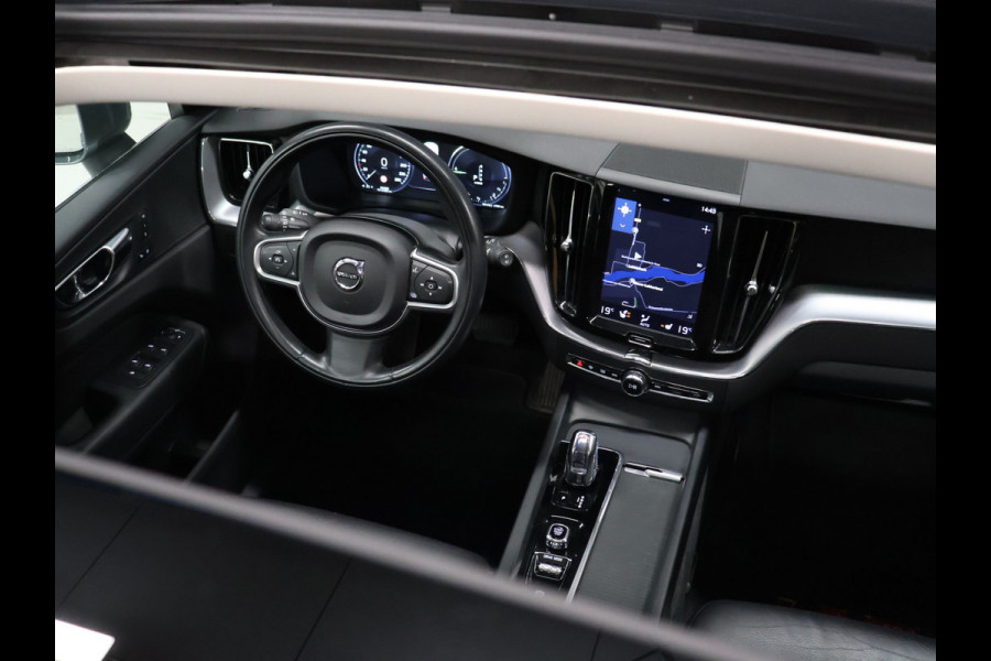 Volvo XC60 2.0 T8 Twin Engine AWD Momentum [SCHUIFKANTELDAK, APPLE CARPLAY, ANDROID, ELEKTRISCH VERSTELBARE STOELEN, STUURVERWARMING, STOELVERWARMING, VOL LEDER, CRUISE, CLIMATE, NIEUWSTAAT]