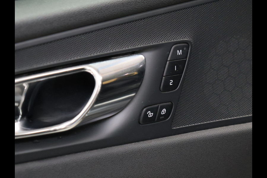 Volvo XC60 2.0 T8 Twin Engine AWD Momentum [SCHUIFKANTELDAK, APPLE CARPLAY, ANDROID, ELEKTRISCH VERSTELBARE STOELEN, STUURVERWARMING, STOELVERWARMING, VOL LEDER, CRUISE, CLIMATE, NIEUWSTAAT]