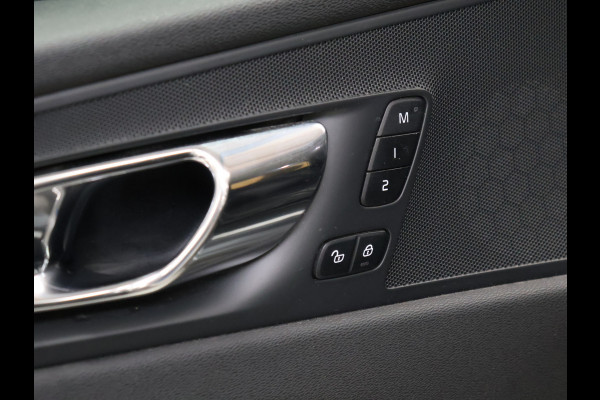 Volvo XC60 2.0 T8 Twin Engine AWD Momentum [SCHUIFKANTELDAK, APPLE CARPLAY, ANDROID, ELEKTRISCH VERSTELBARE STOELEN, STUURVERWARMING, STOELVERWARMING, VOL LEDER, CRUISE, CLIMATE, NIEUWSTAAT]