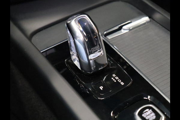 Volvo XC60 2.0 T8 Twin Engine AWD Momentum [SCHUIFKANTELDAK, APPLE CARPLAY, ANDROID, ELEKTRISCH VERSTELBARE STOELEN, STUURVERWARMING, STOELVERWARMING, VOL LEDER, CRUISE, CLIMATE, NIEUWSTAAT]
